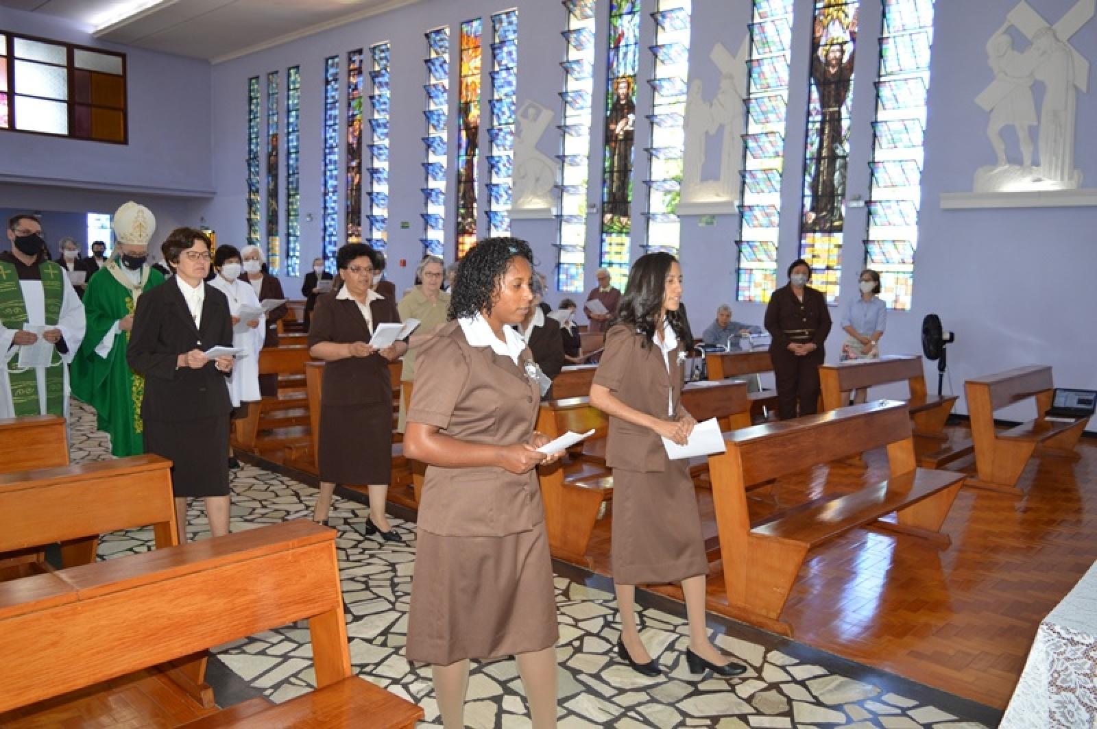 Primeira Profissão Religiosa de Ir. Luciana e Ir. Maria Jessica