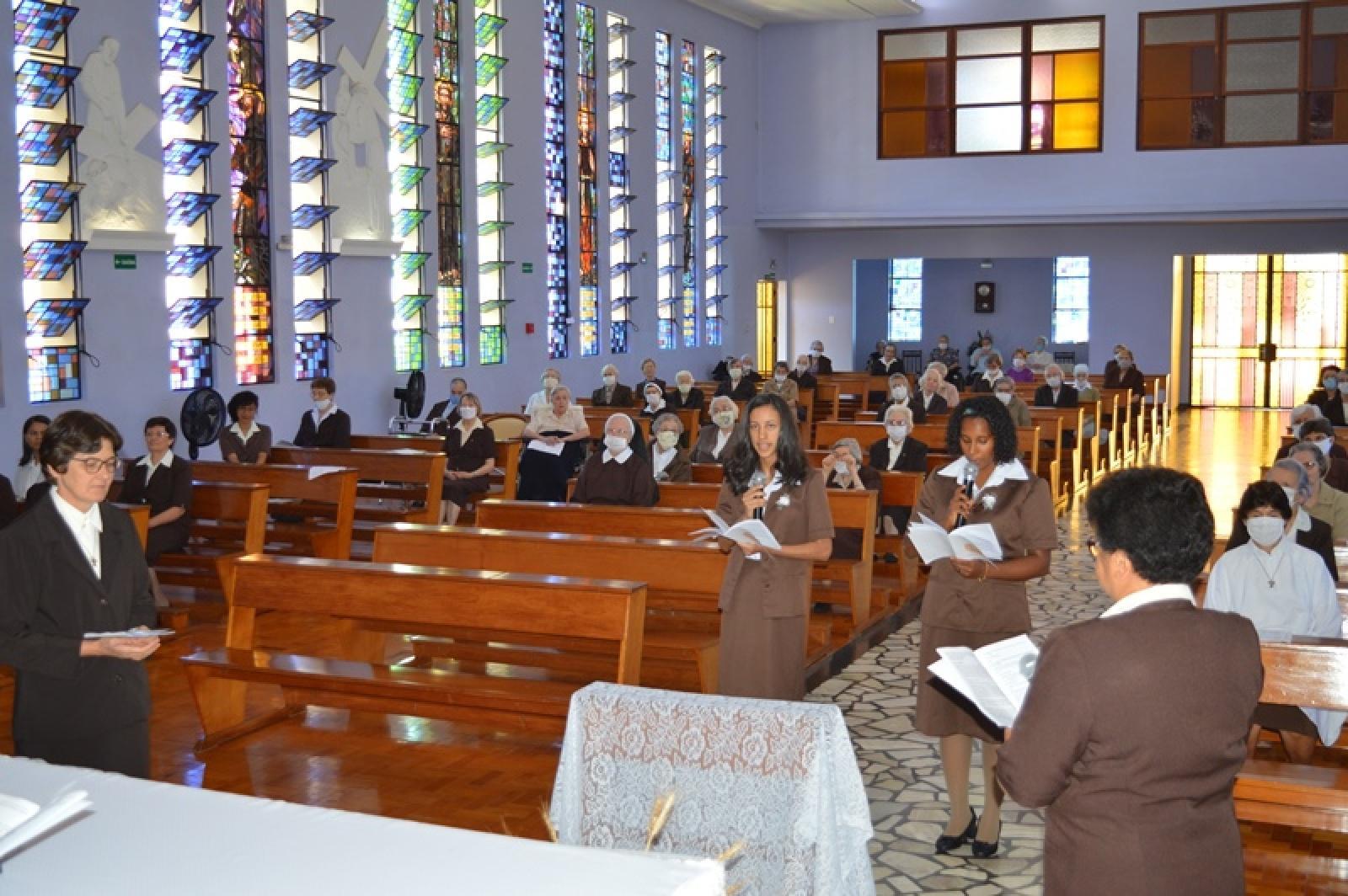 Primeira Profissão Religiosa de Ir. Luciana e Ir. Maria Jessica