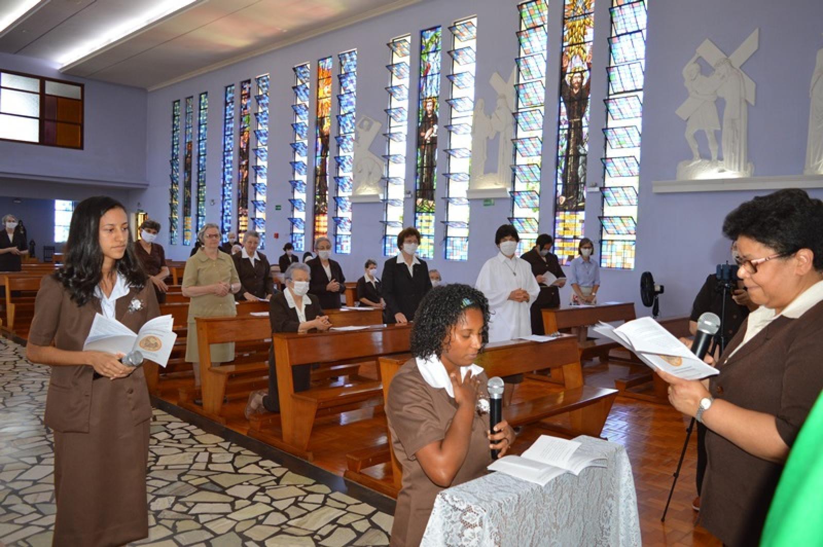 Primeira Profissão Religiosa de Ir. Luciana e Ir. Maria Jessica