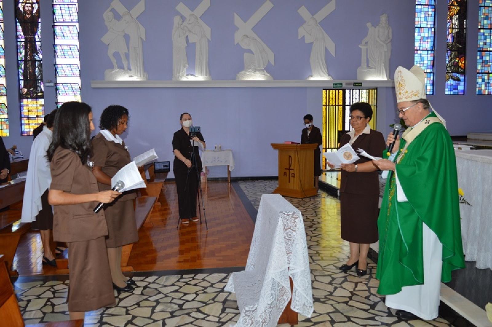 Primeira Profissão Religiosa de Ir. Luciana e Ir. Maria Jessica