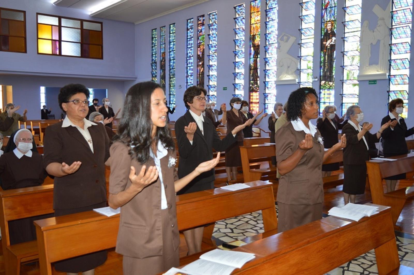 Primeira Profissão Religiosa de Ir. Luciana e Ir. Maria Jessica