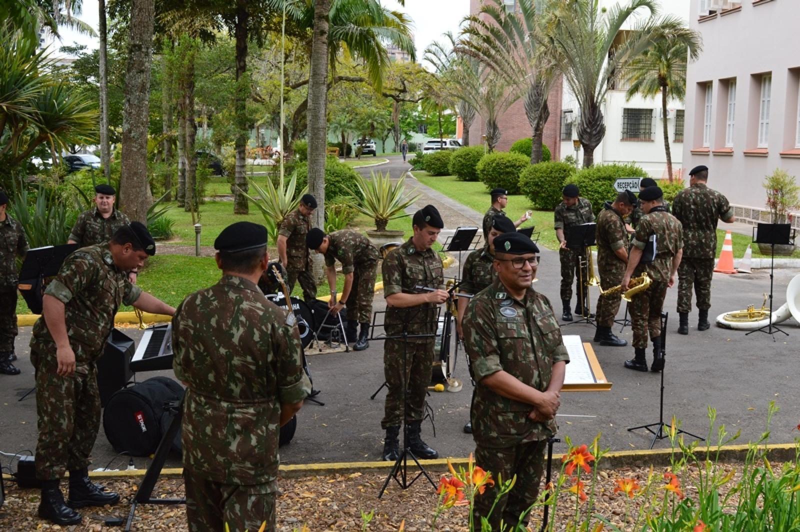 Celebração e banda Marcial de Música na Casa São José