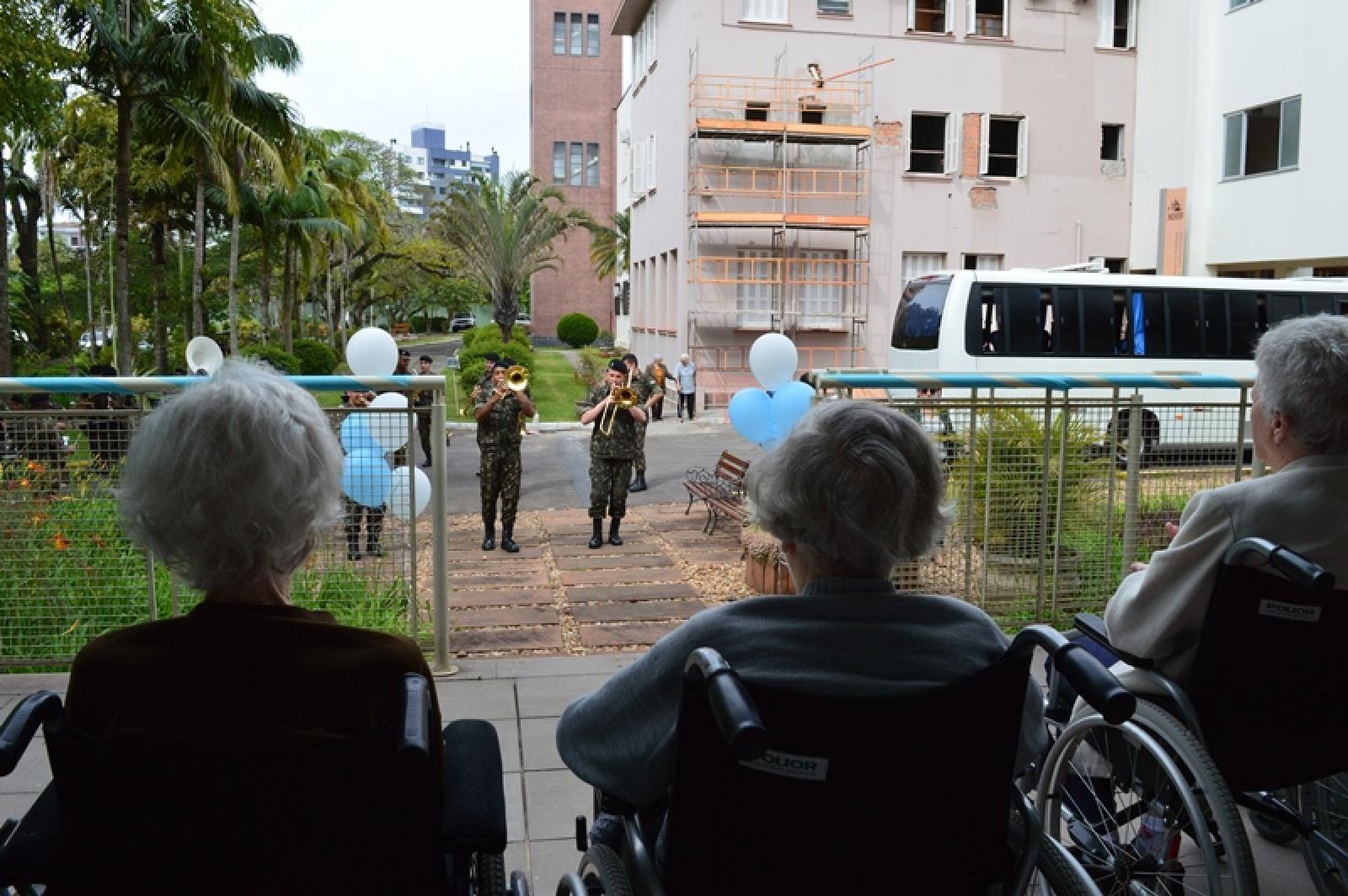 Celebração e banda Marcial de Música na Casa São José