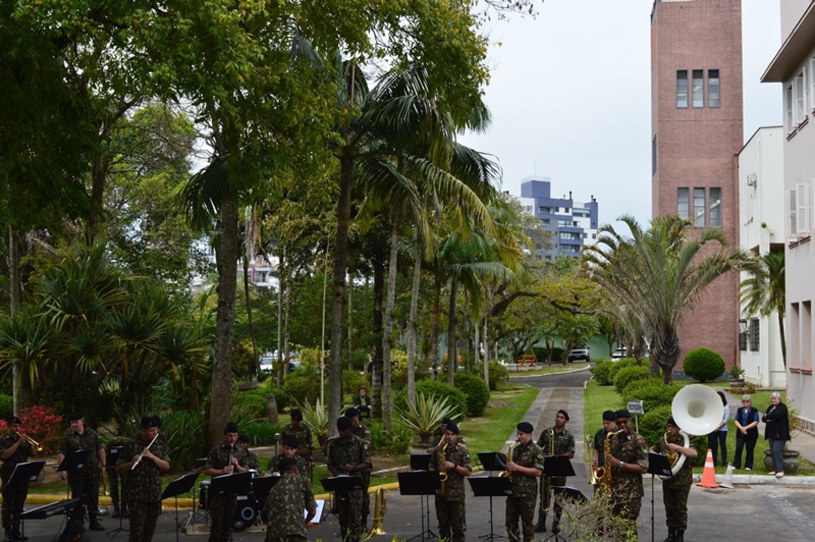 Celebração e banda Marcial de Música na Casa São José