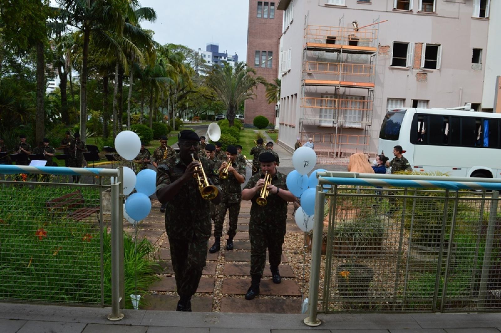 Celebração e banda Marcial de Música na Casa São José