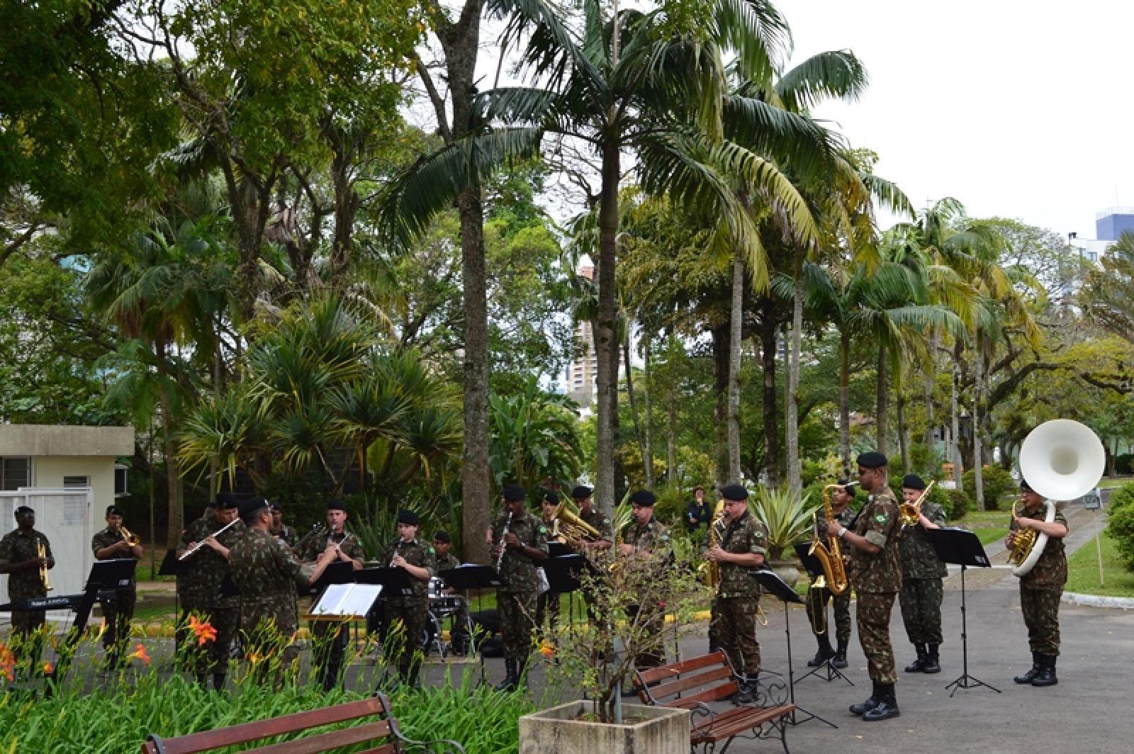 Celebração e banda Marcial de Música na Casa São José