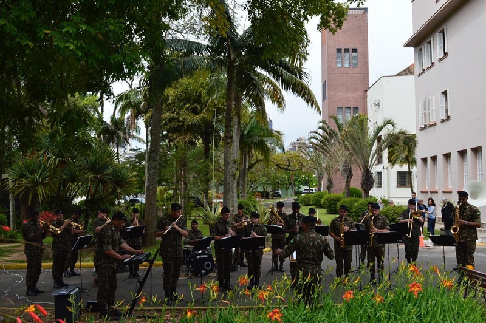 Celebração e banda Marcial de Música na Casa São José