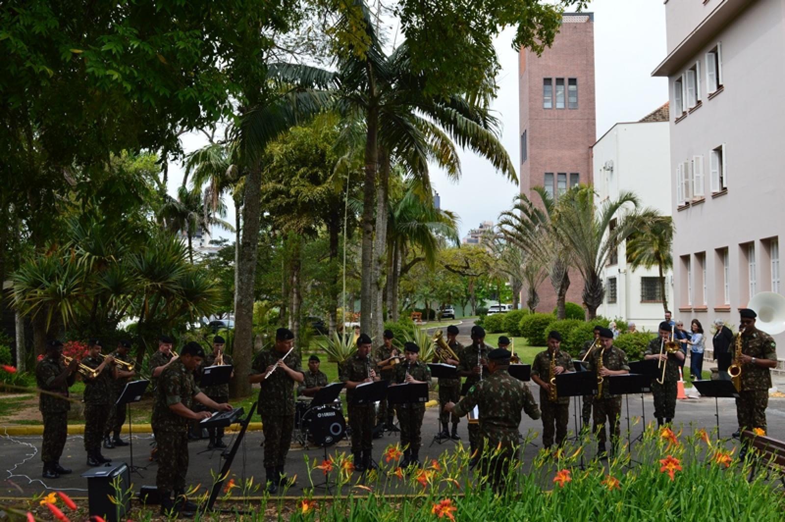 Celebração e banda Marcial de Música na Casa São José