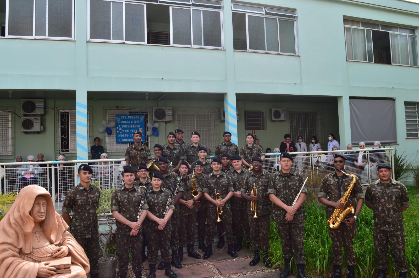 Celebração e banda Marcial de Música na Casa São José