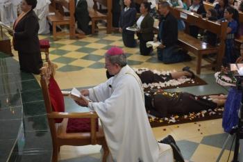 Jovens consagram-se a Deus por meio da Vida Religiosa Franciscana